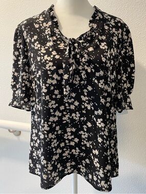 CeCe Blouse Flirty Daisy
Pattern Ruffles and Puff Sleeves Size Medium